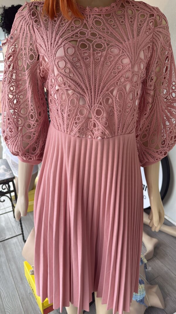 Vestido Rosa Romântico em Renda e Plissado